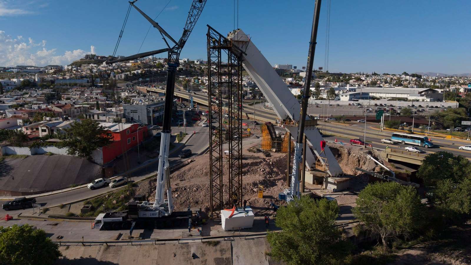 Avanza montaje de la sección 3 del arco de la Gaza atirantada