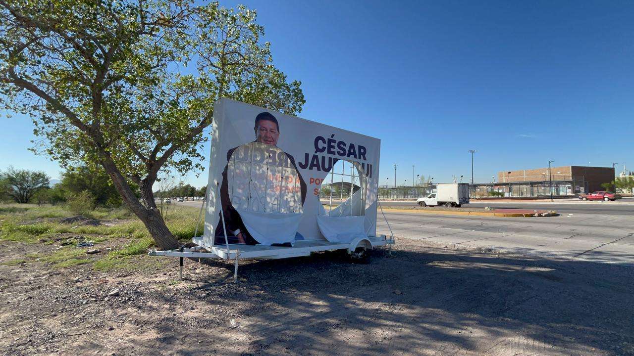Destrozan publicidad de Jáuregui y Olson sobre la Vialidad Sacramento