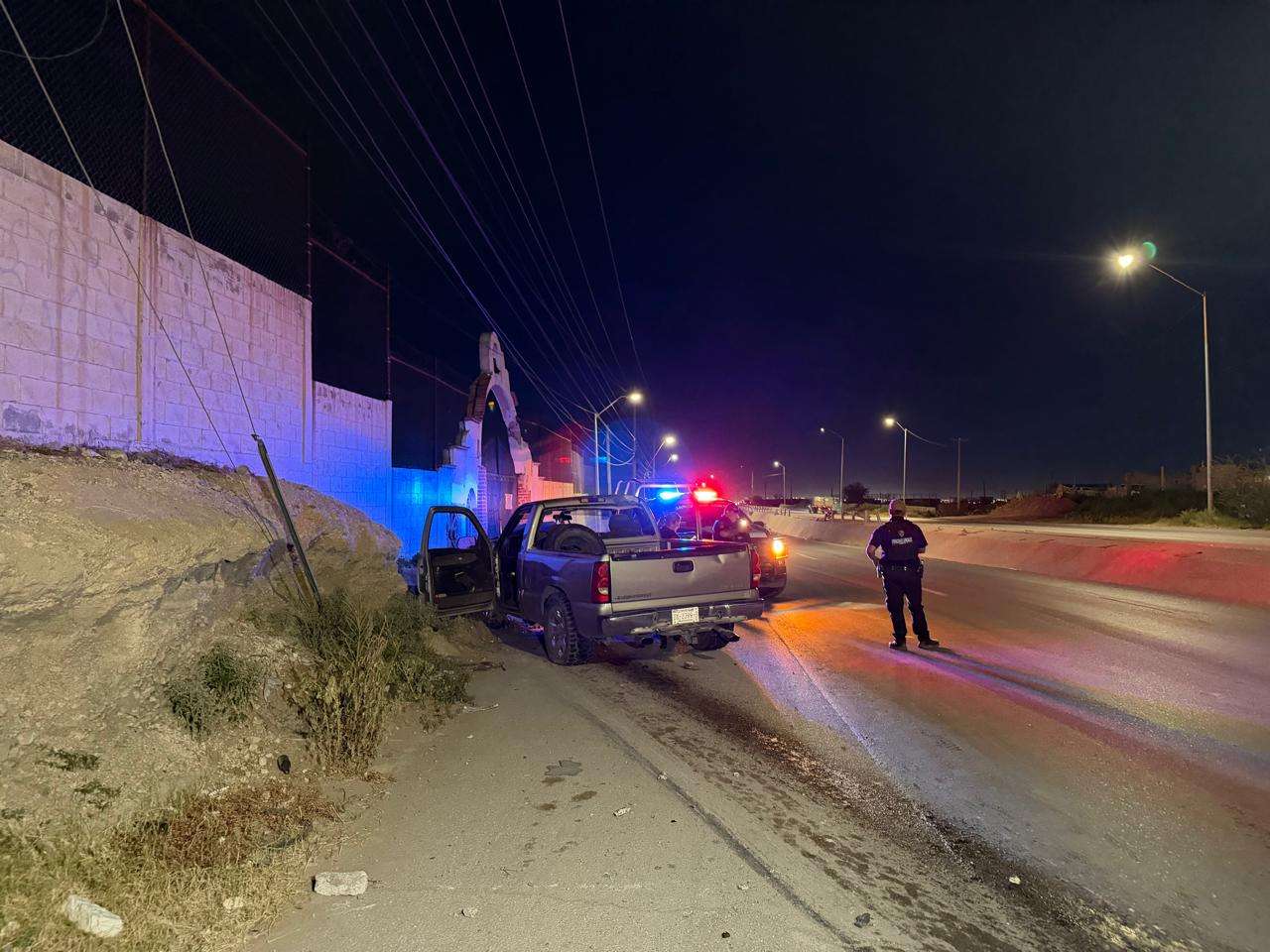 Abandonan camioneta tras derribar arbotante y señalamiento en carretera a Casas Grandes