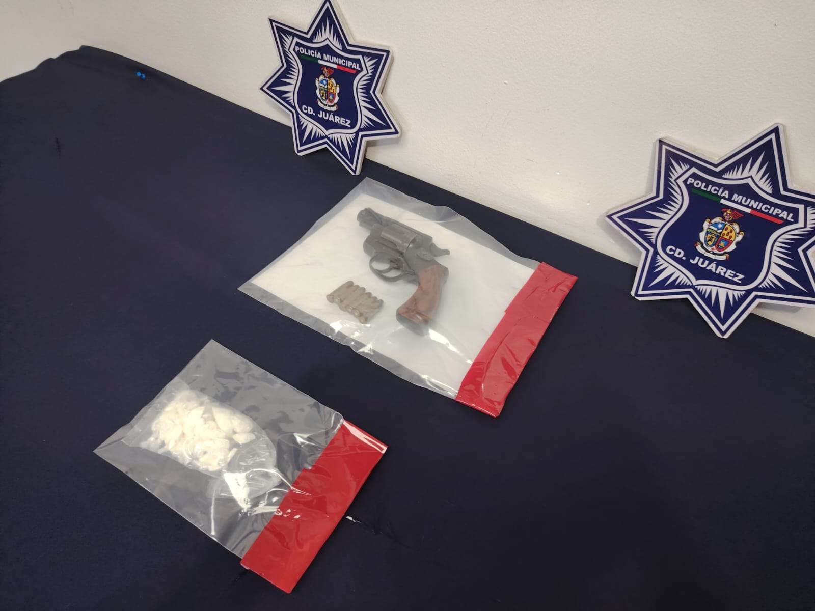Arrestan a hombre con un revolver