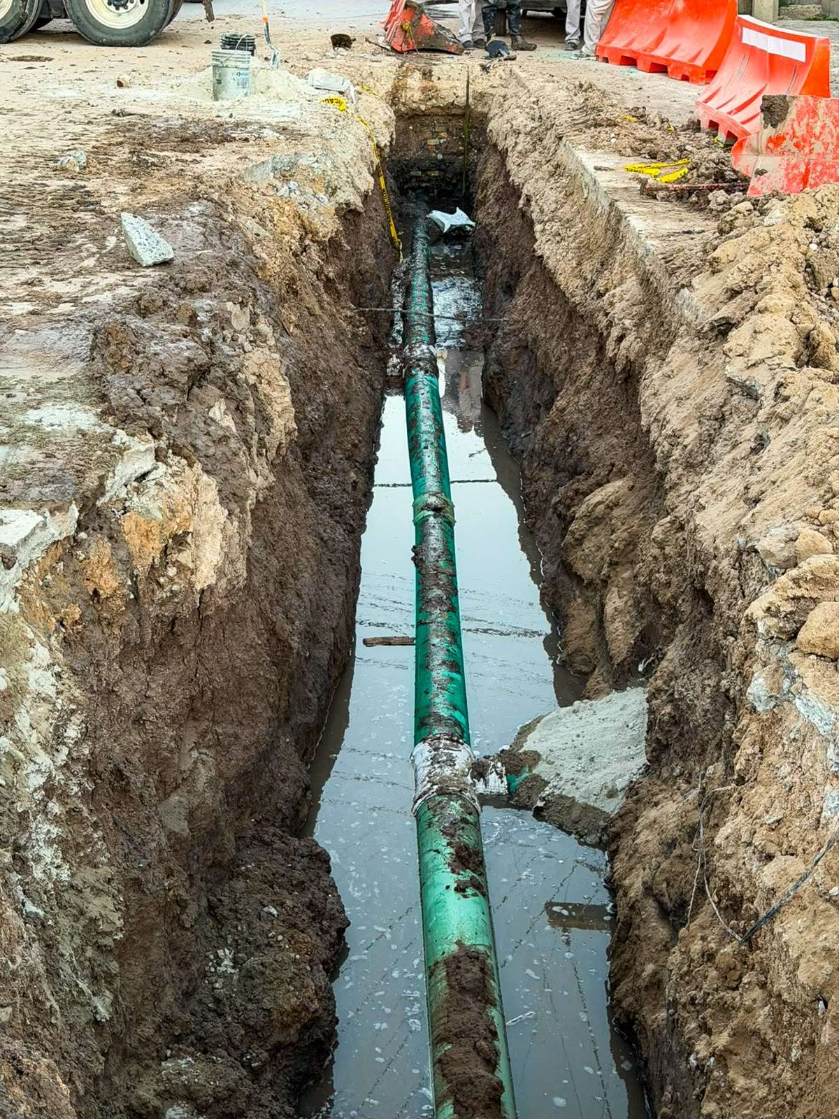 Reparan tuberías y atienden problemas de drenaje en Lucio Cabañas