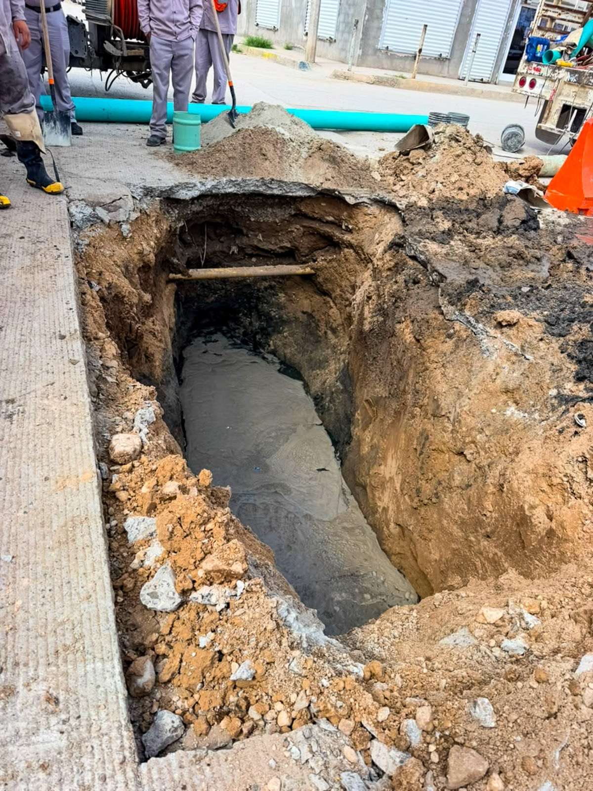 Reparan tuberías y atienden problemas de drenaje en Lucio Cabañas