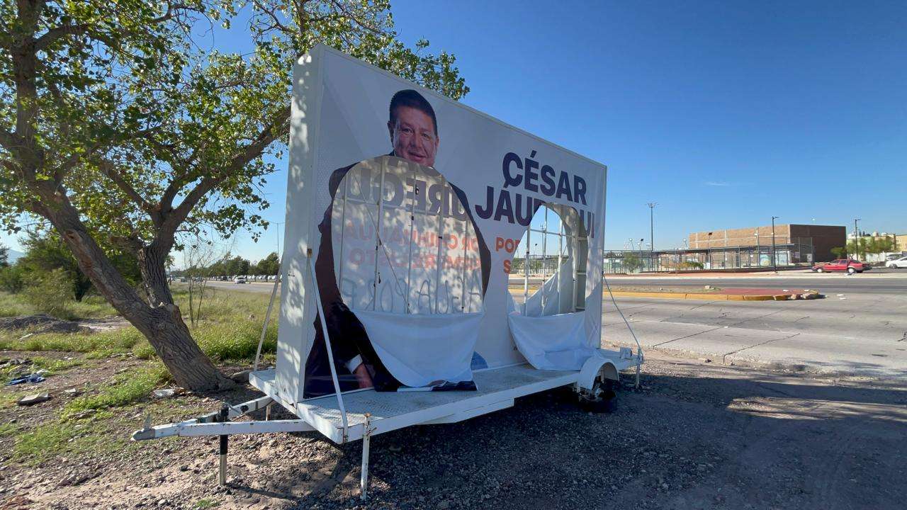 Destrozan publicidad de Jáuregui y Olson sobre la Vialidad Sacramento