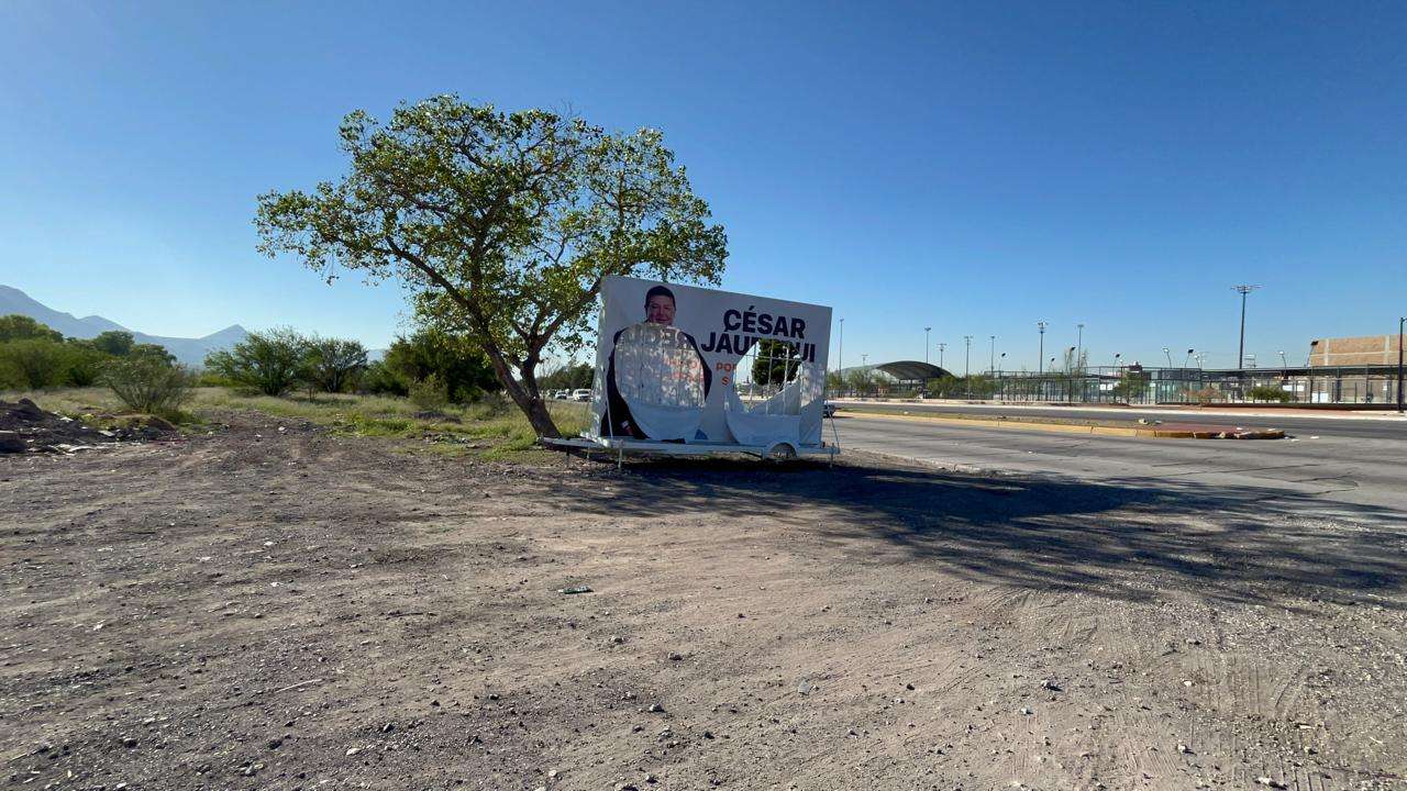 Destrozan publicidad de Jáuregui y Olson sobre la Vialidad Sacramento