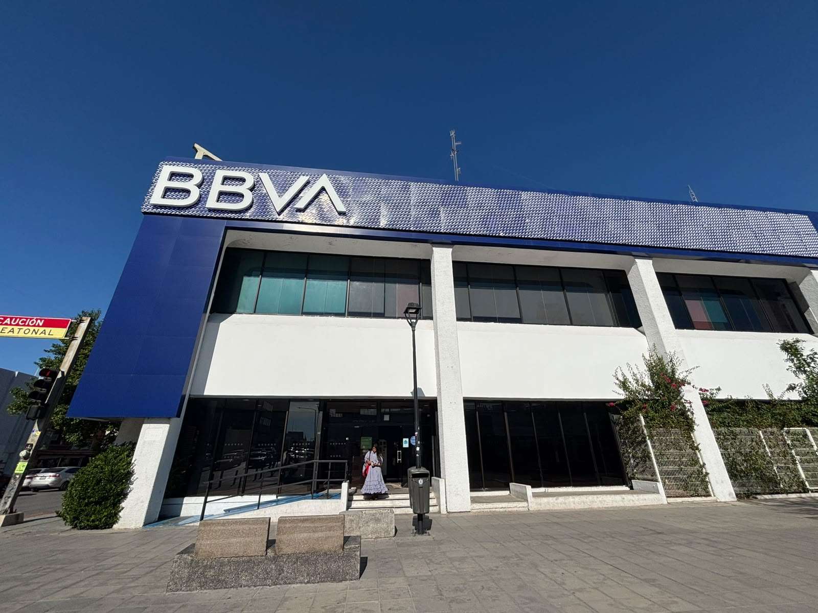 Cierra la moneda nacional en su peor nivel del año en 18.67 por dólar