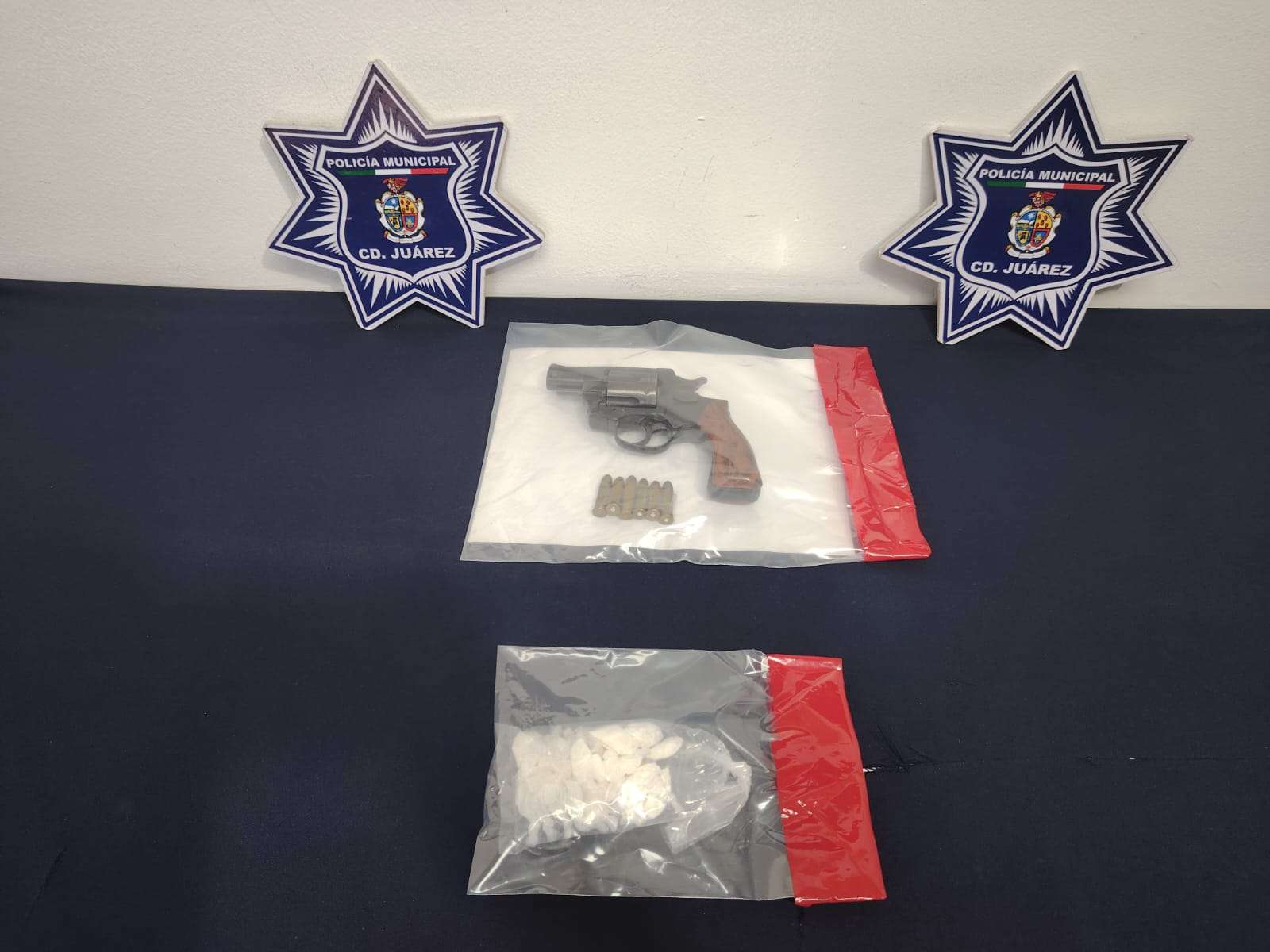 Arrestan a hombre con un revolver