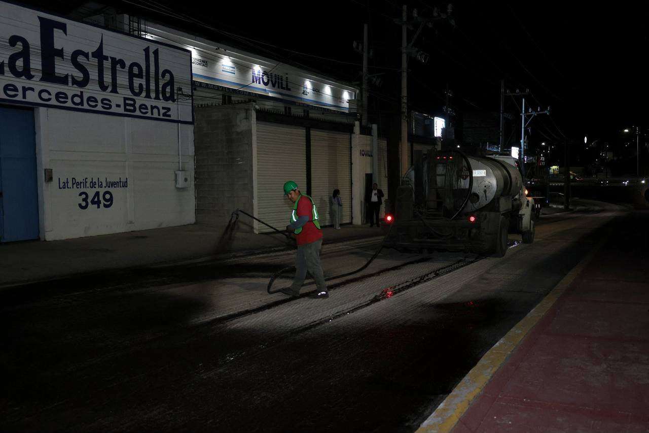Supervisa René Chavira recarpeteo nocturno en el Perijuv