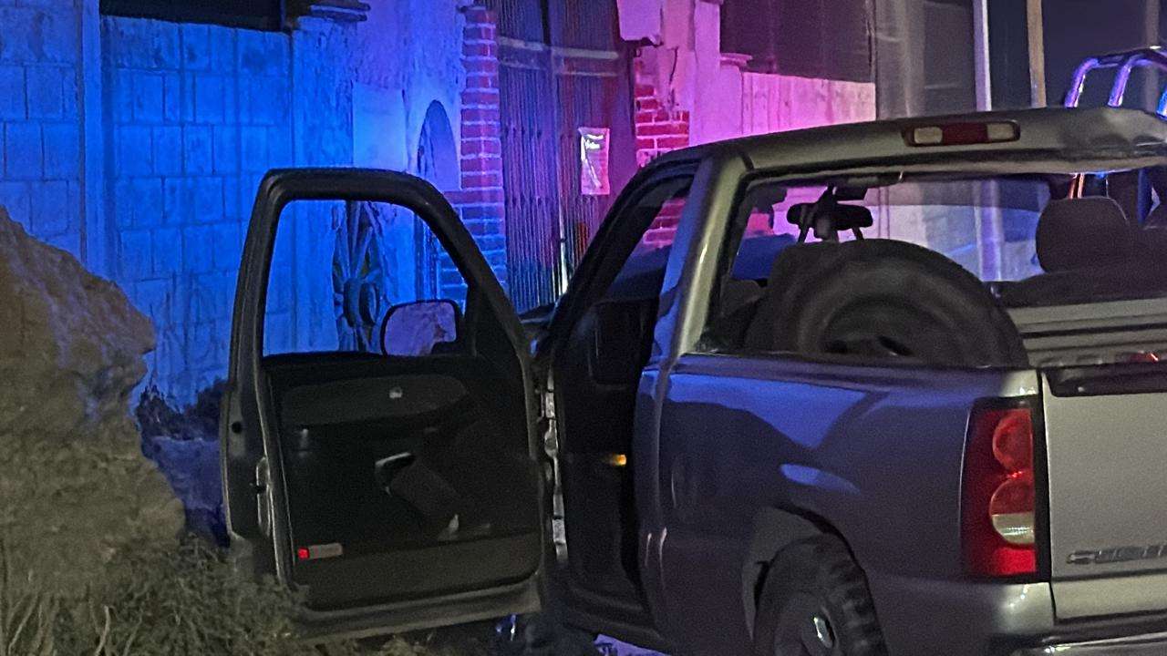 Abandonan camioneta tras derribar arbotante y señalamiento en carretera a Casas Grandes