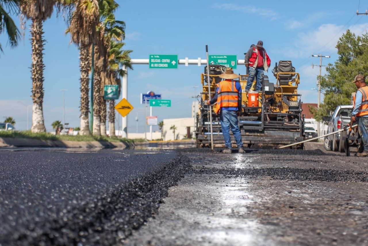 Avanzan trabajos de pavimentación frente al Colegio de Médicos