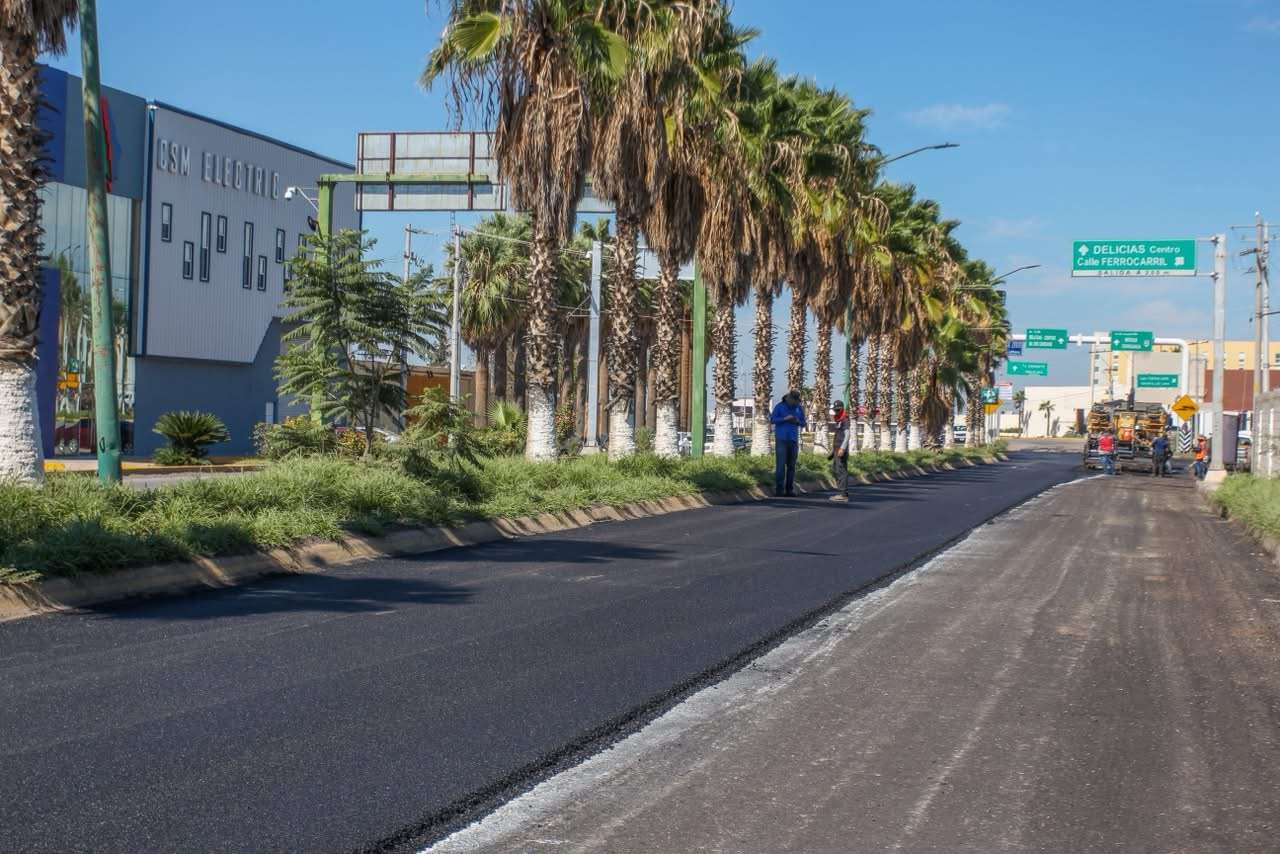 Avanzan trabajos de pavimentación frente al Colegio de Médicos