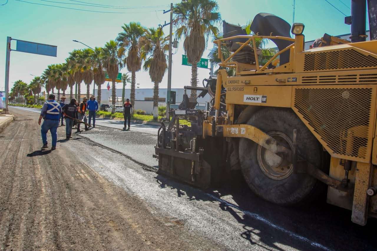 Avanzan trabajos de pavimentación frente al Colegio de Médicos