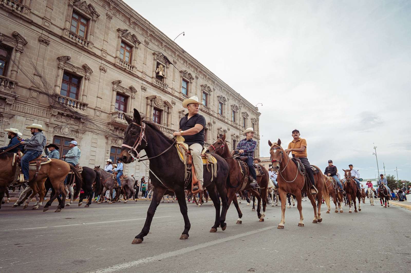 Encienden la fiesta de Expogan Chihuahua