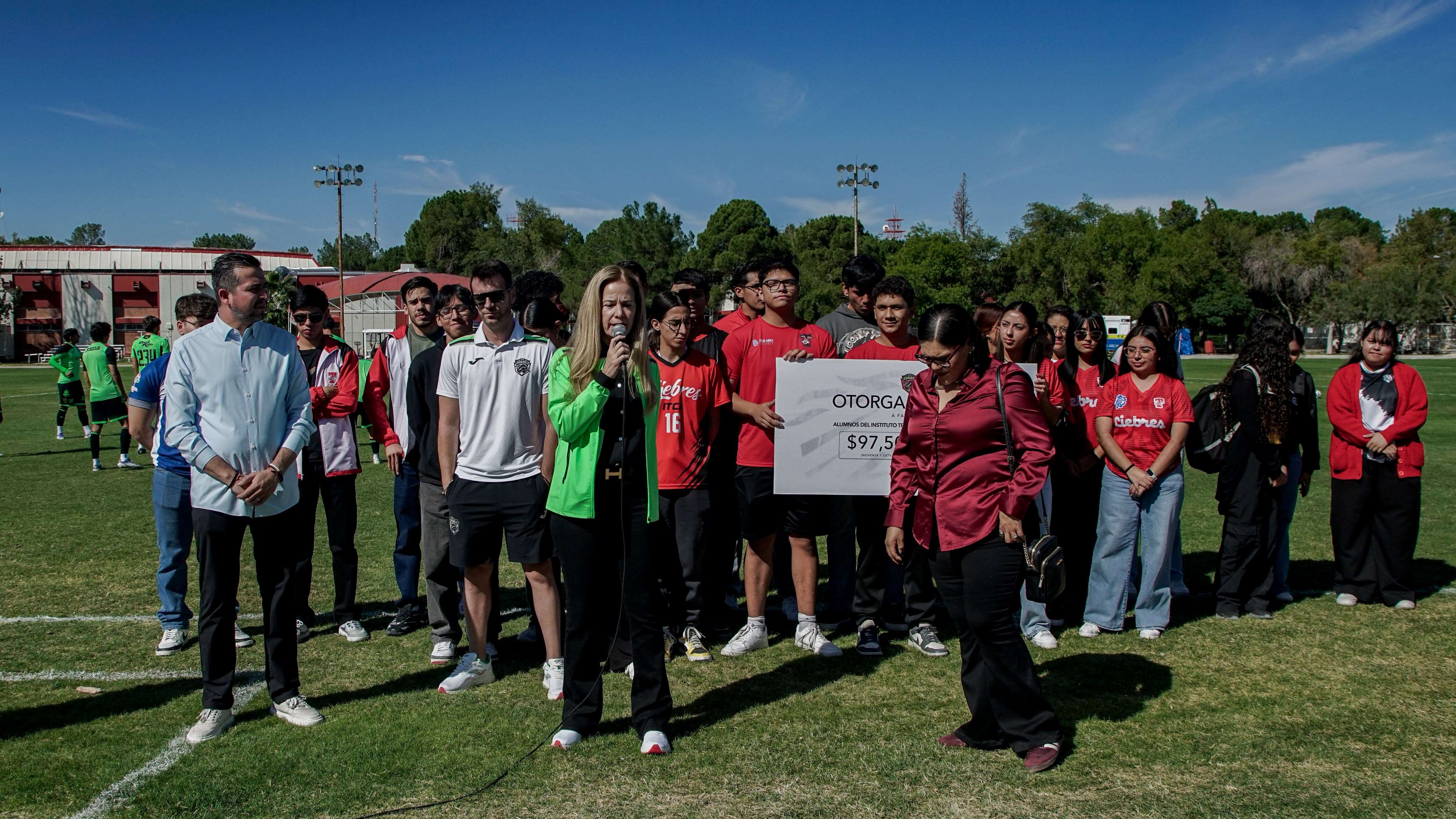 Entregan Bravos becas a estudiantes y atletas de ITCJ