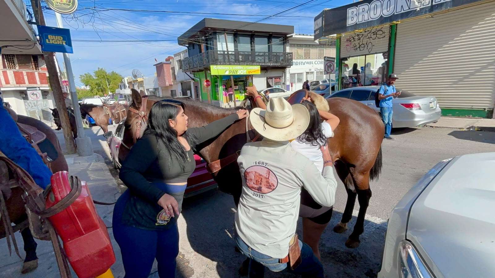 Conviven jinetes con la gente antes de la cabalgata