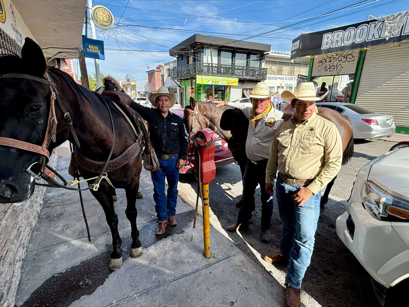 Conviven jinetes con la gente antes de la cabalgata