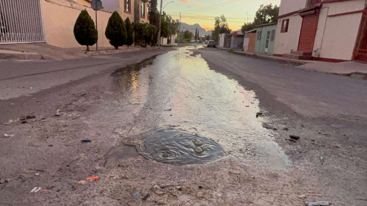 Colapsa drenaje en fraccionamiento Roma; alertan foco de infección