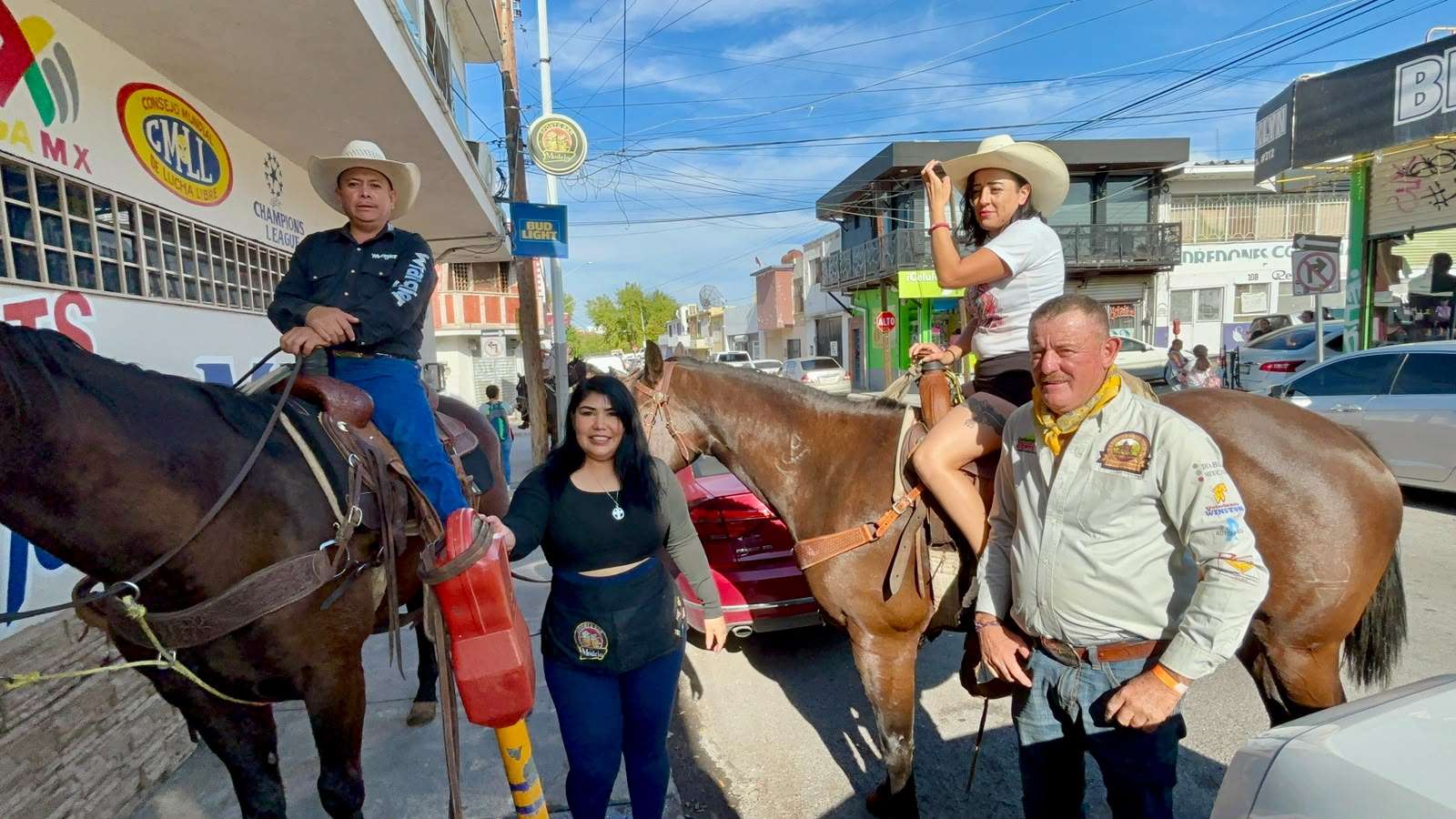 Conviven jinetes con la gente antes de la cabalgata
