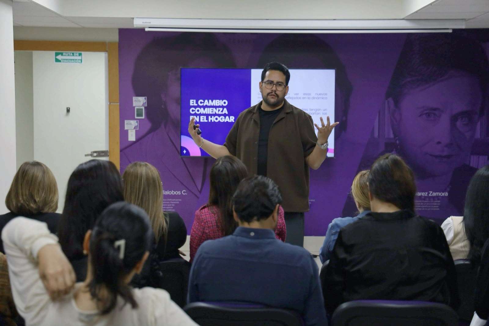 Capacitan a funcionarios en perspectiva de género y violencia política