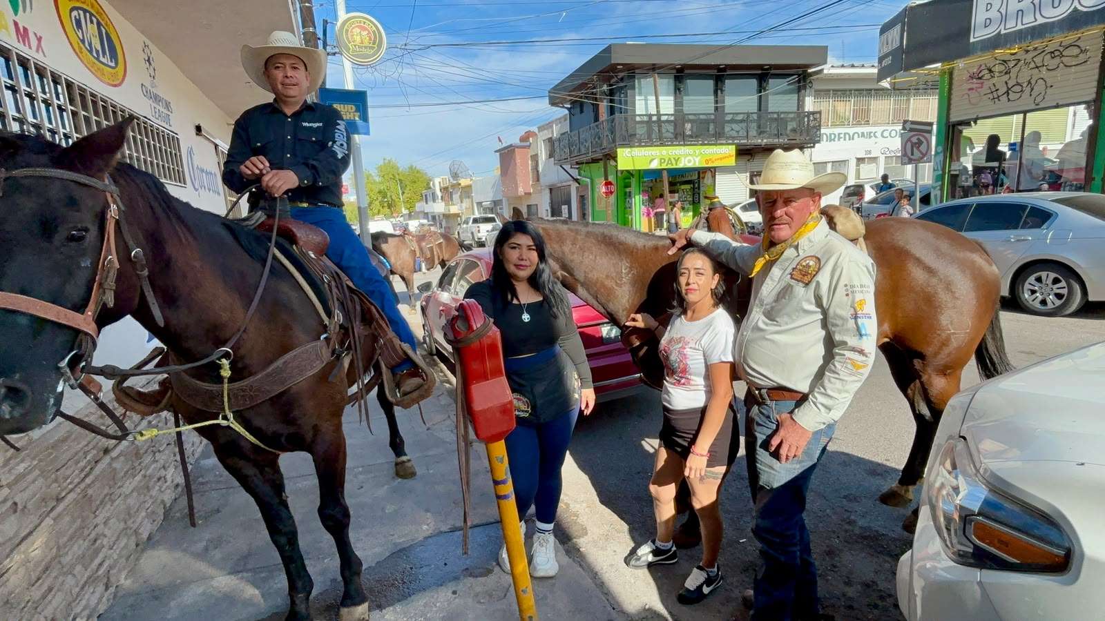 Conviven jinetes con la gente antes de la cabalgata