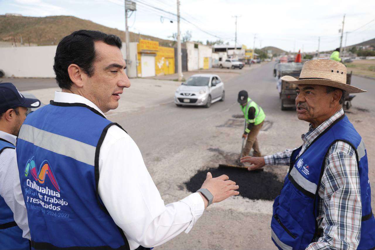 Intensifican bacheo en la ciudad; René Chavira supervisa labores