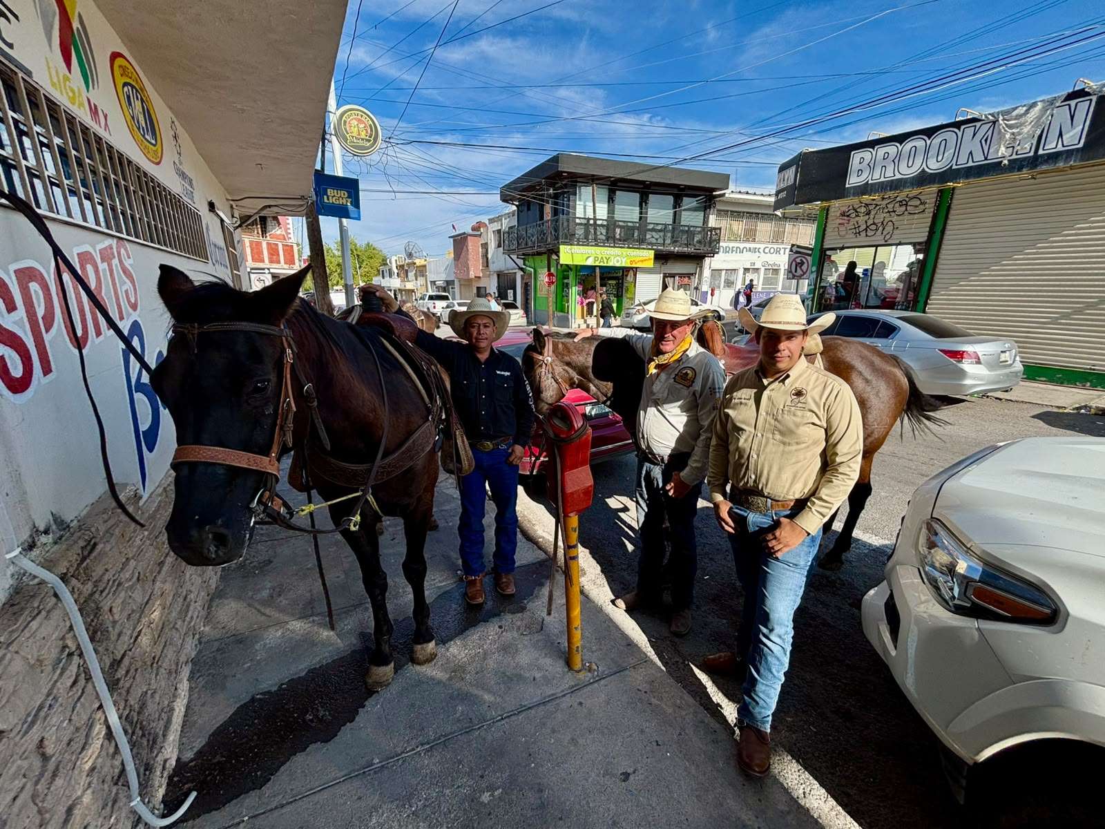 Conviven jinetes con la gente antes de la cabalgata