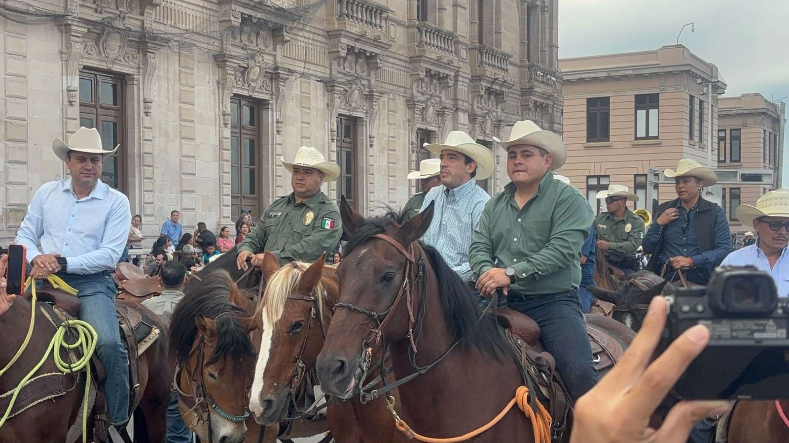 Favorece cabalgata de Expogan a la promoción de la ganadería: René Chavira