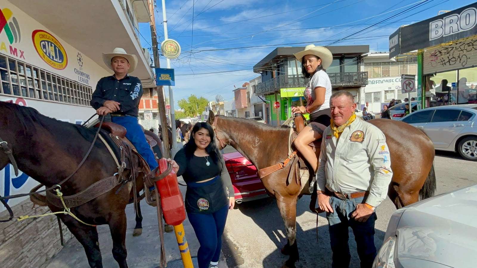 Conviven jinetes con la gente antes de la cabalgata