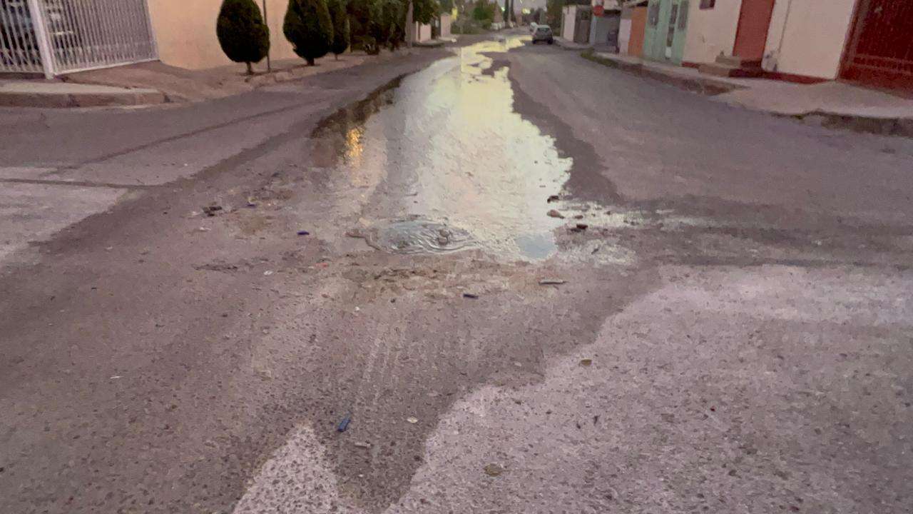 Colapsa drenaje en fraccionamiento Roma; alertan foco de infección