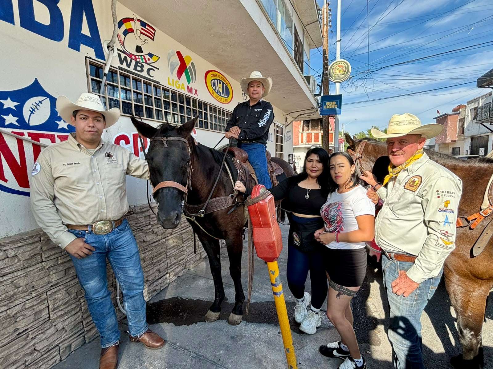 Conviven jinetes con la gente antes de la cabalgata
