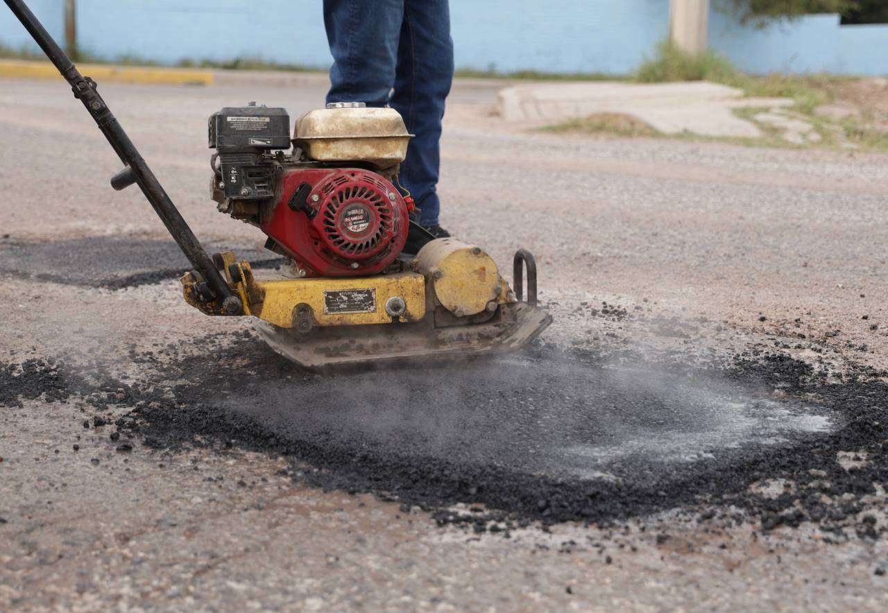 Intensifican bacheo en la ciudad; René Chavira supervisa labores