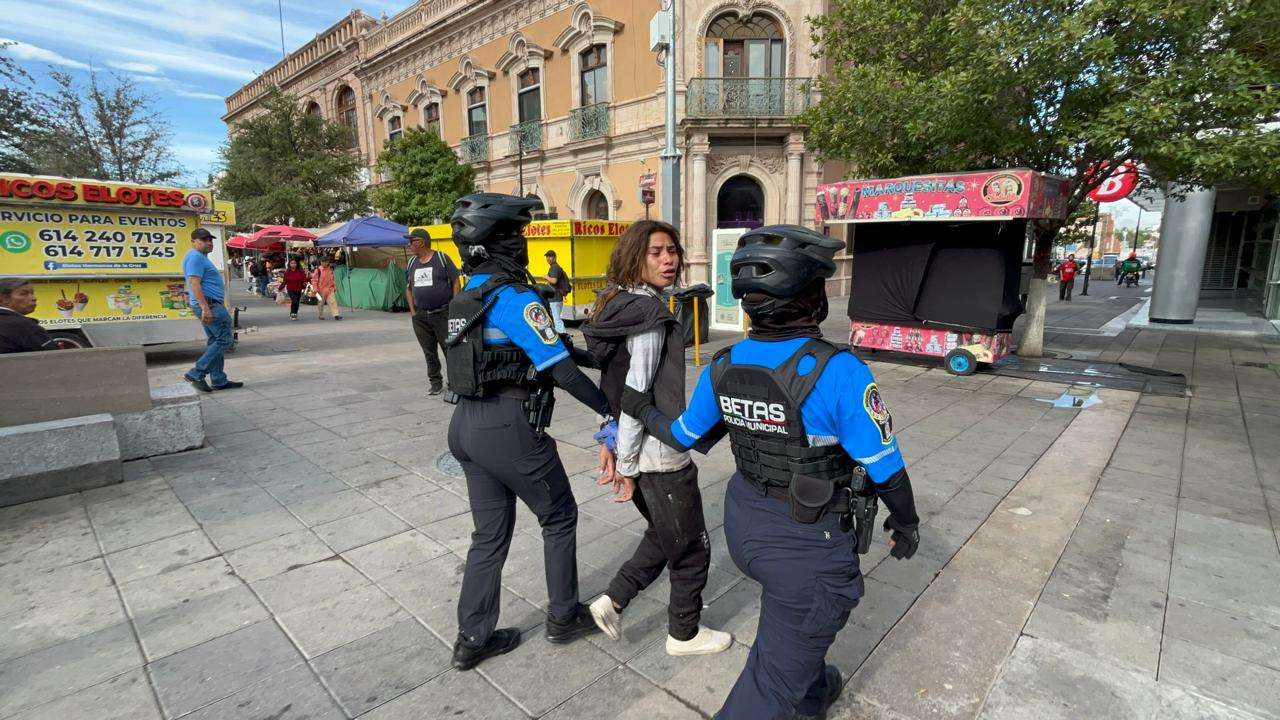 Detienen a mujer por causar disturbios en la Catedral de Chihuahua 