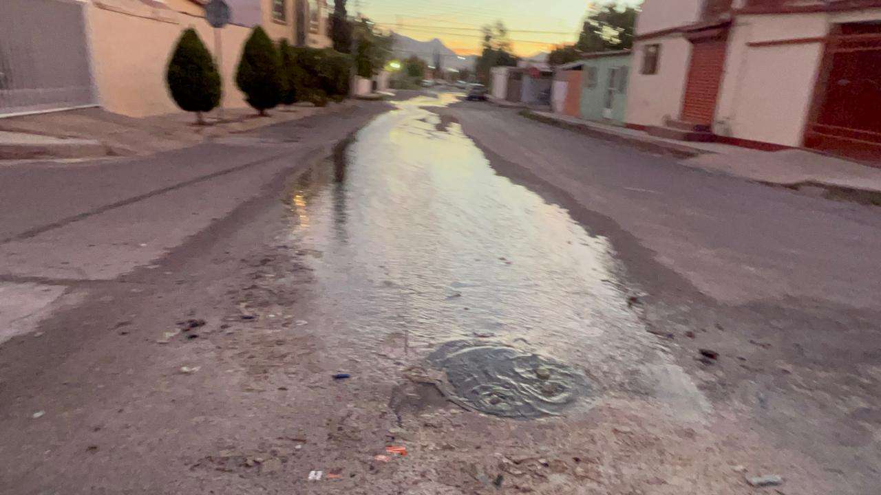 Colapsa drenaje en fraccionamiento Roma; alertan foco de infección