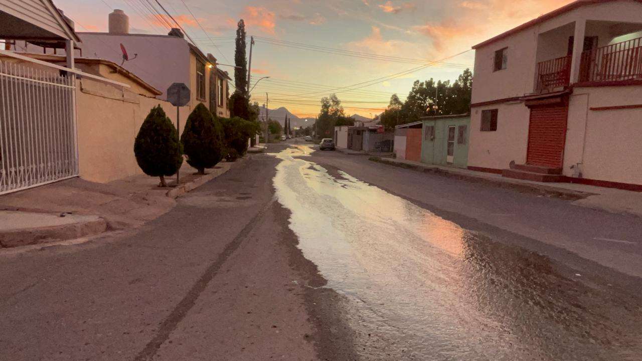 Colapsa drenaje en fraccionamiento Roma; alertan foco de infección