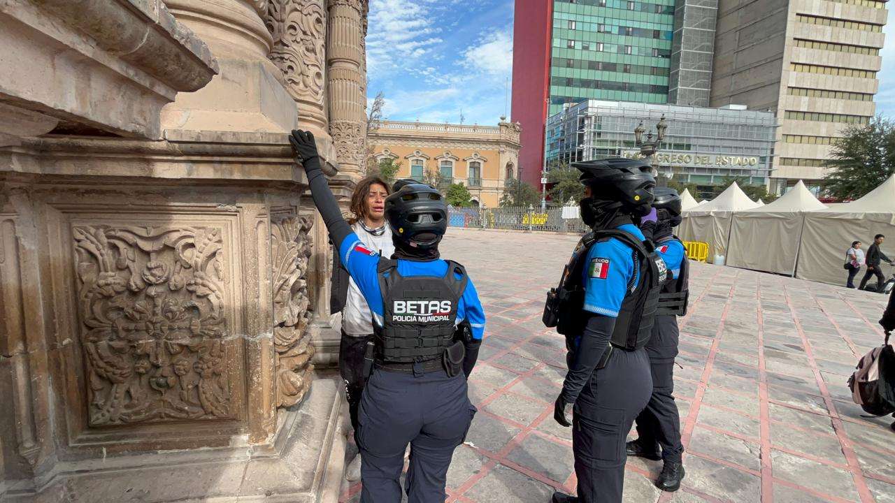 Detienen a mujer por causar disturbios en la Catedral de Chihuahua
