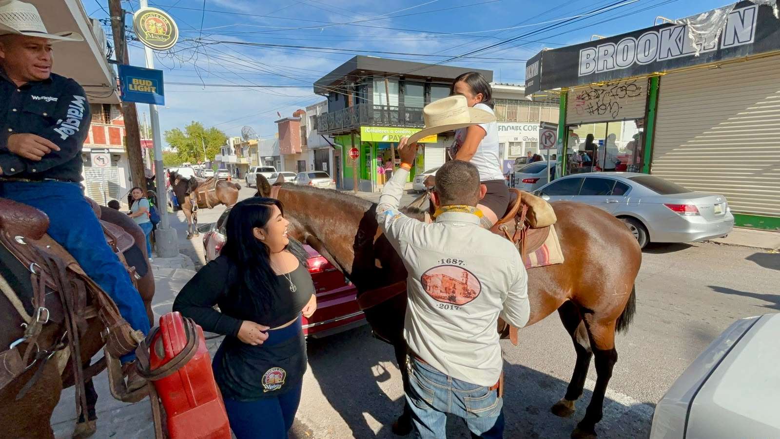 Conviven jinetes con la gente antes de la cabalgata