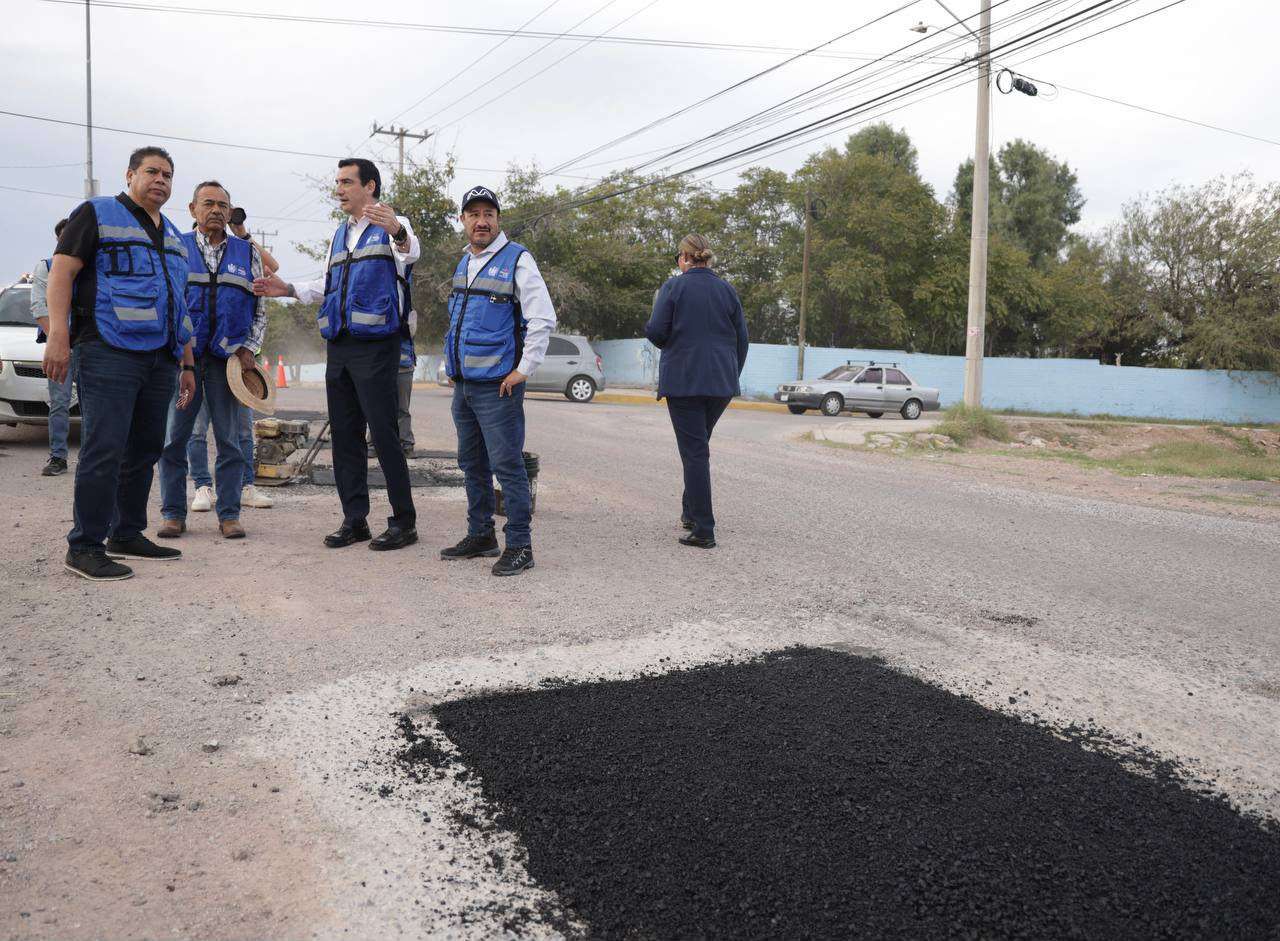 Intensifican bacheo en la ciudad; René Chavira supervisa labores