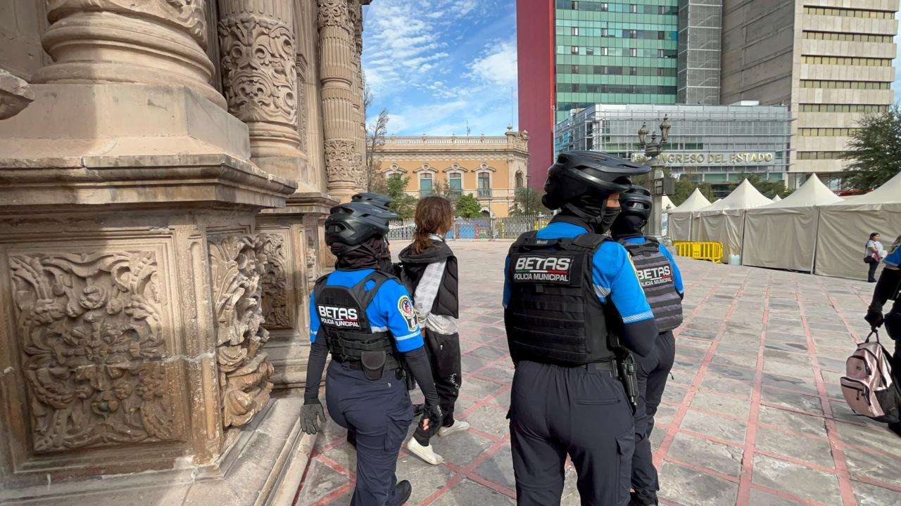 Detienen a mujer por causar disturbios en la Catedral de Chihuahua