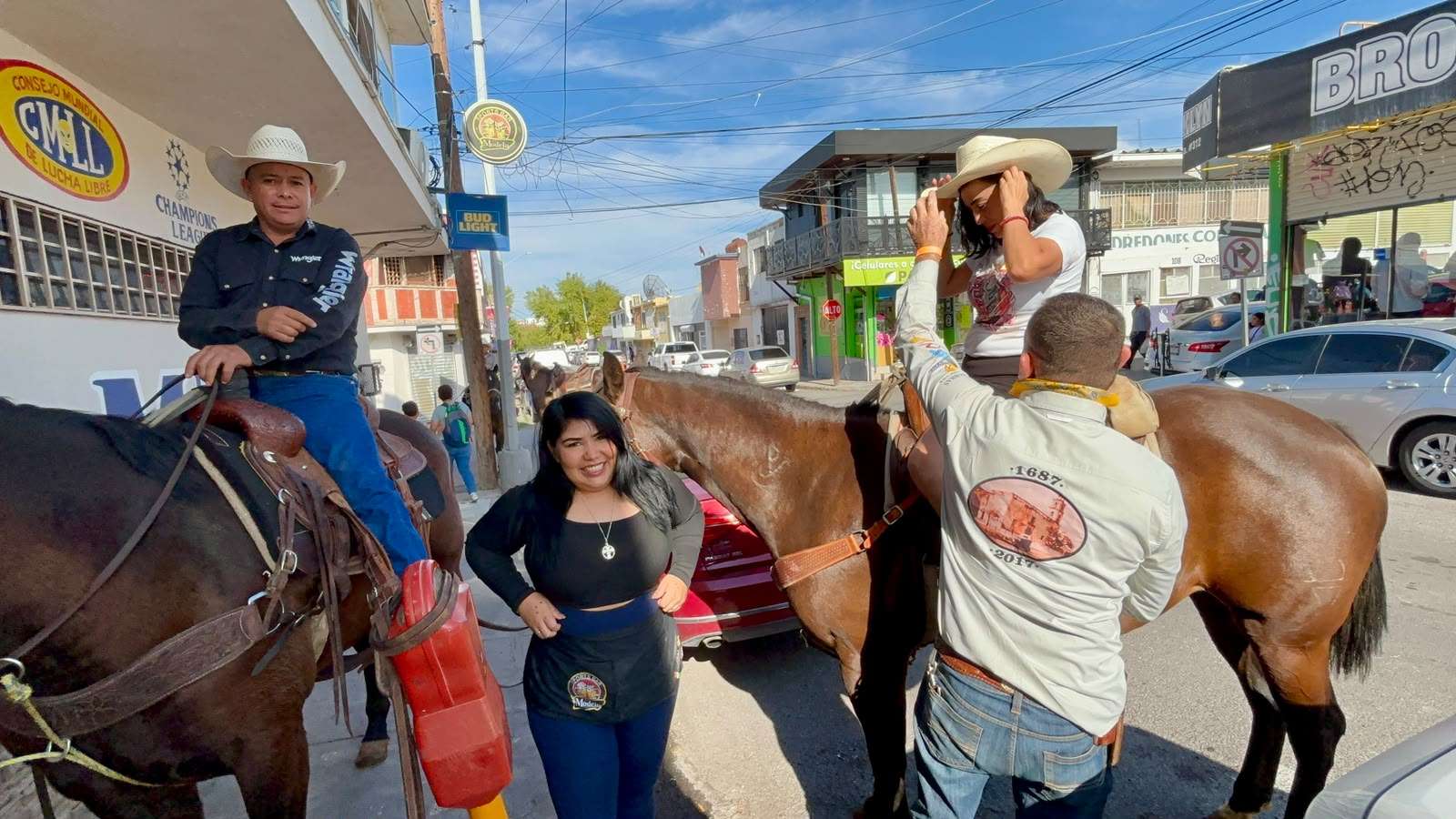 Conviven jinetes con la gente antes de la cabalgata