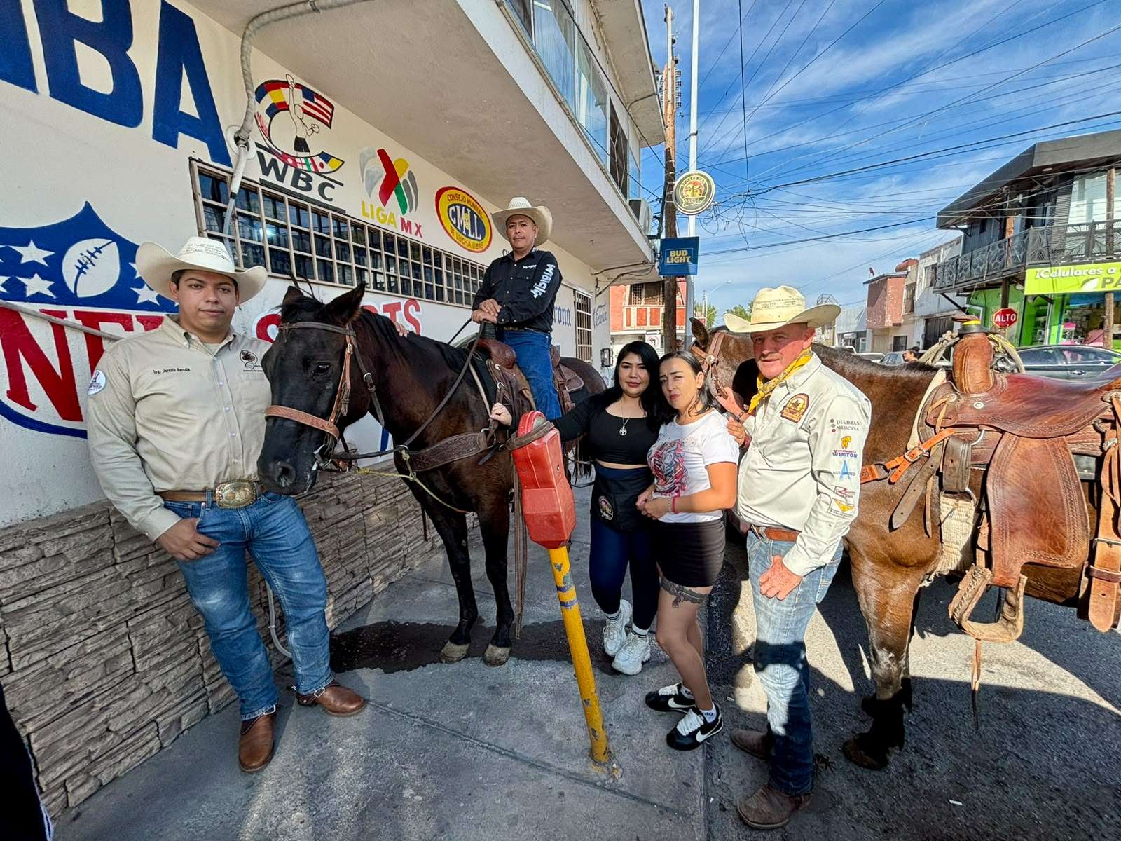 Conviven jinetes con la gente antes de la cabalgata