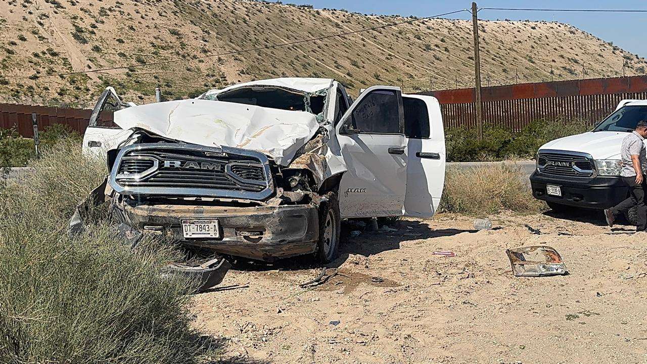 Se vuelcan policías estatales en la carretera rumbo a Santa Teresa