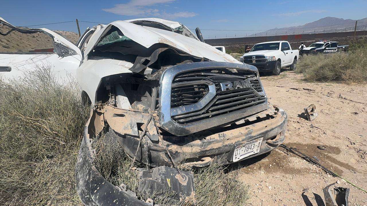 Se vuelcan policías estatales en la carretera rumbo a Santa Teresa