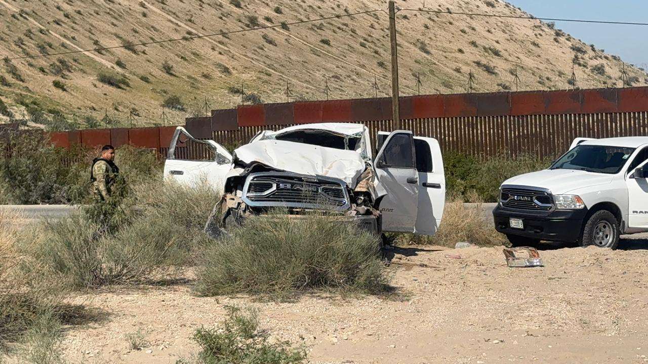 Se vuelcan policías estatales en la carretera rumbo a Santa Teresa
