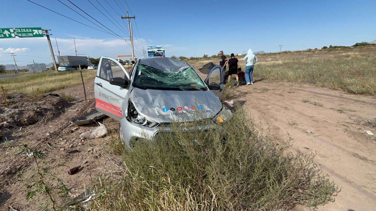 Deja choque-volcadura en la carretera Delicias-Chihuahua, dos heridos