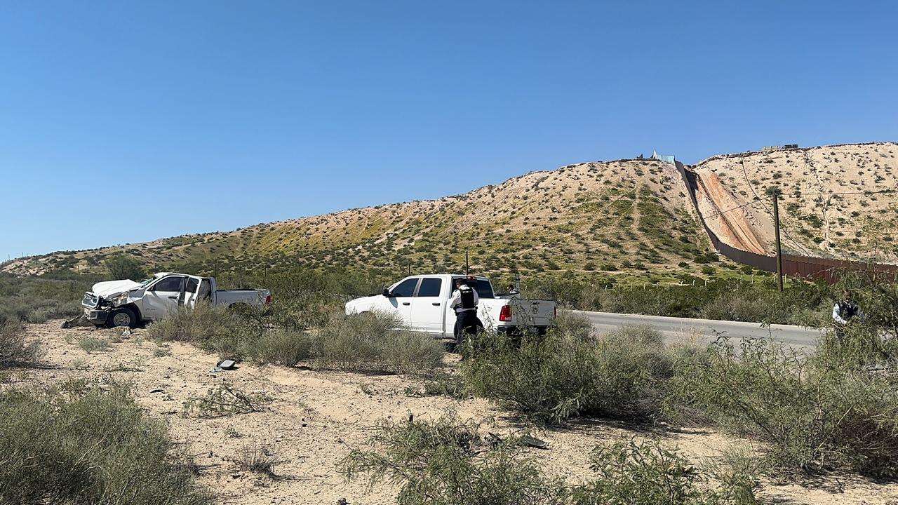 Se vuelcan policías estatales en la carretera rumbo a Santa Teresa