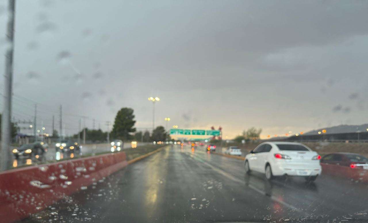 Inician fuertes lluvias y granizo en la ciudad