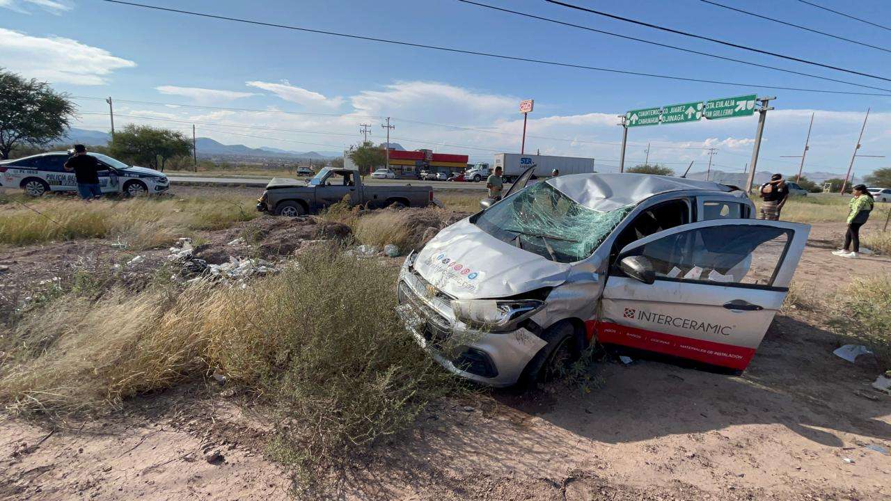 Deja choque-volcadura en la carretera Delicias-Chihuahua, dos heridos