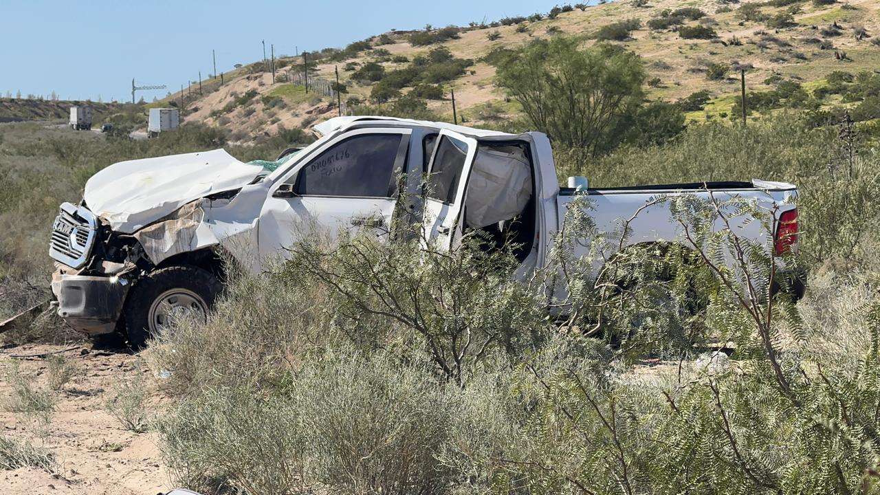 Se vuelcan policías estatales en la carretera rumbo a Santa Teresa