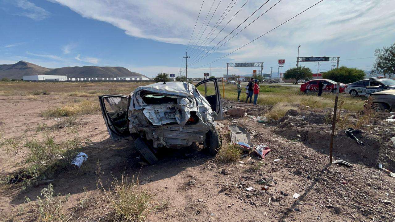 Deja choque-volcadura en la carretera Delicias-Chihuahua, dos heridos