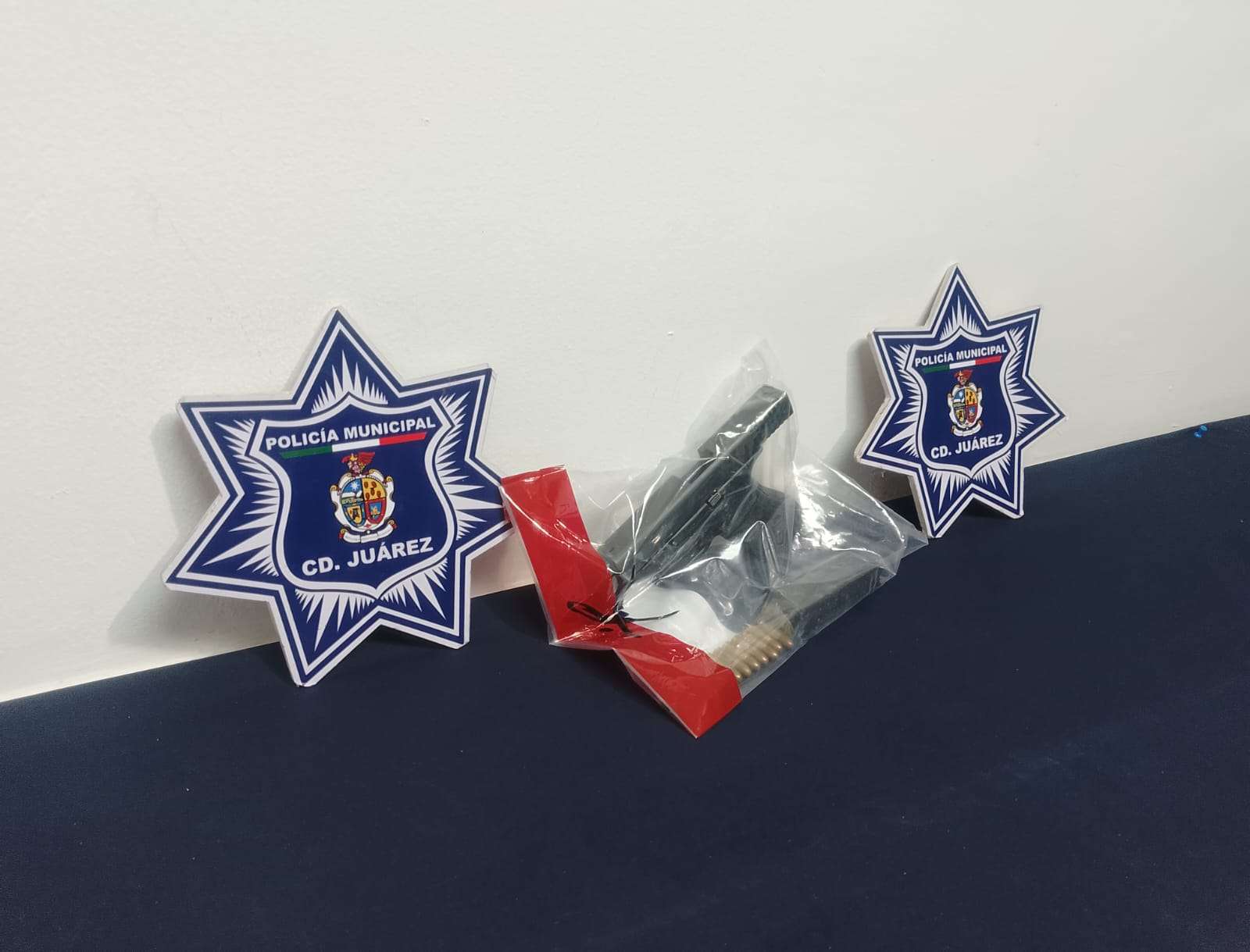 Aseguran arma de fuego en patio de vivienda