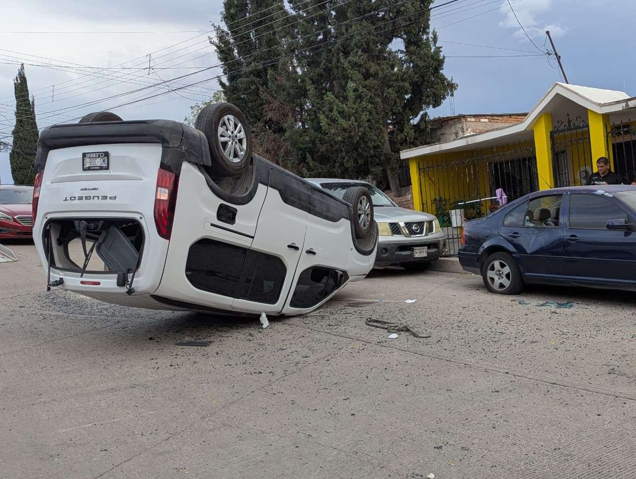 Vuelca Peugeot al ser impactado por un Corolla en la Campesina